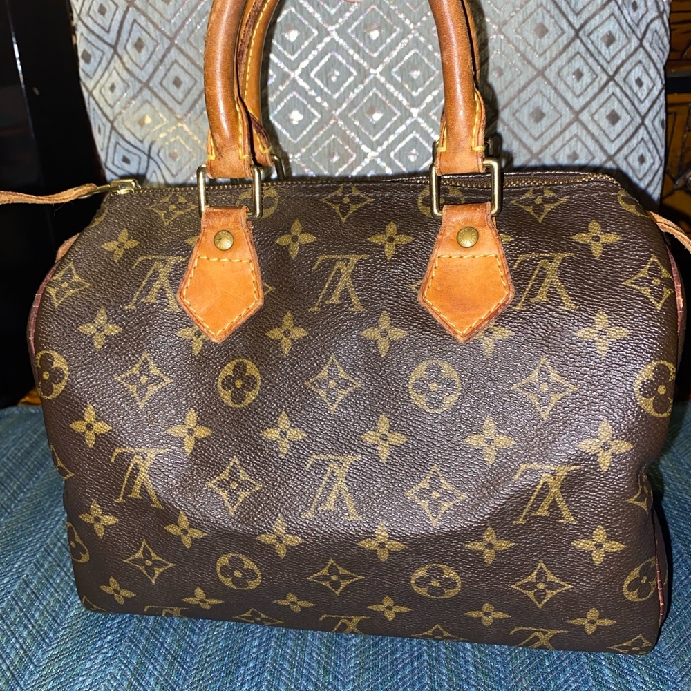 AUTHENTIC LOUIS VUITTON SPEEDY 25